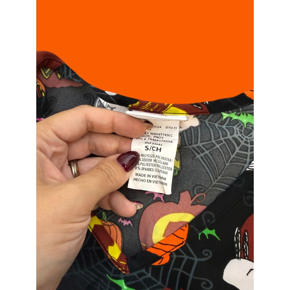 Peanuts Halloween Scrub Top Snoopy Charlie Brown Pumpkins Black V-Neck Small - Picture 7 of 8
